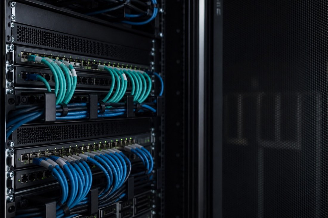 Serverrack met professioneel aangelegde netwerkkabels